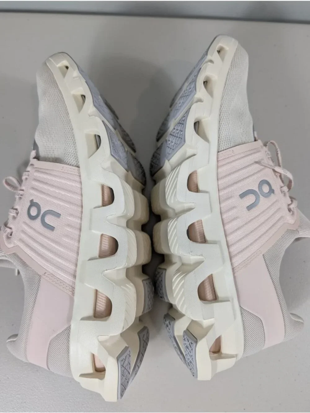 On Cloud swift shoes in ivory/pink color sneakers women's size 11